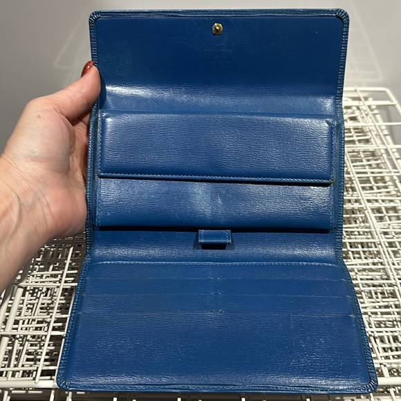 Luis Vuitton Cyan Blue Epi tri fold wallet. - Picture 10 of 17